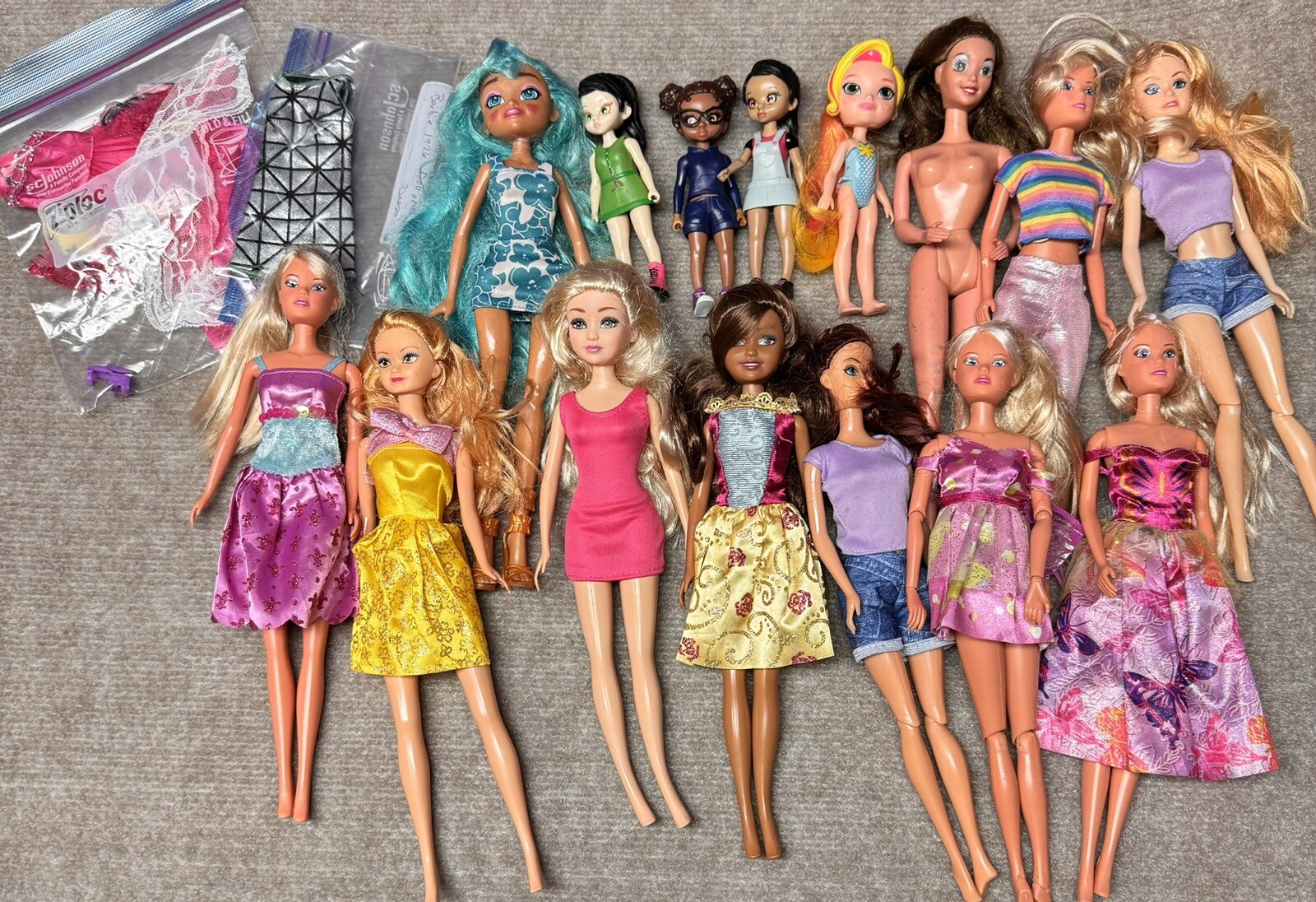 Various 12″ Fashion Dolls and 4″ Friends dolls, Lot of 15