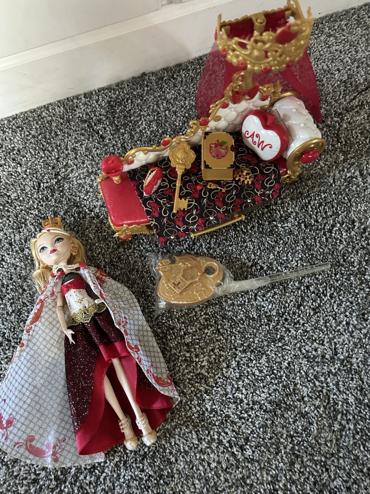 Ever After High Apple White Thronecoming Doll and Bed Set with accessories
