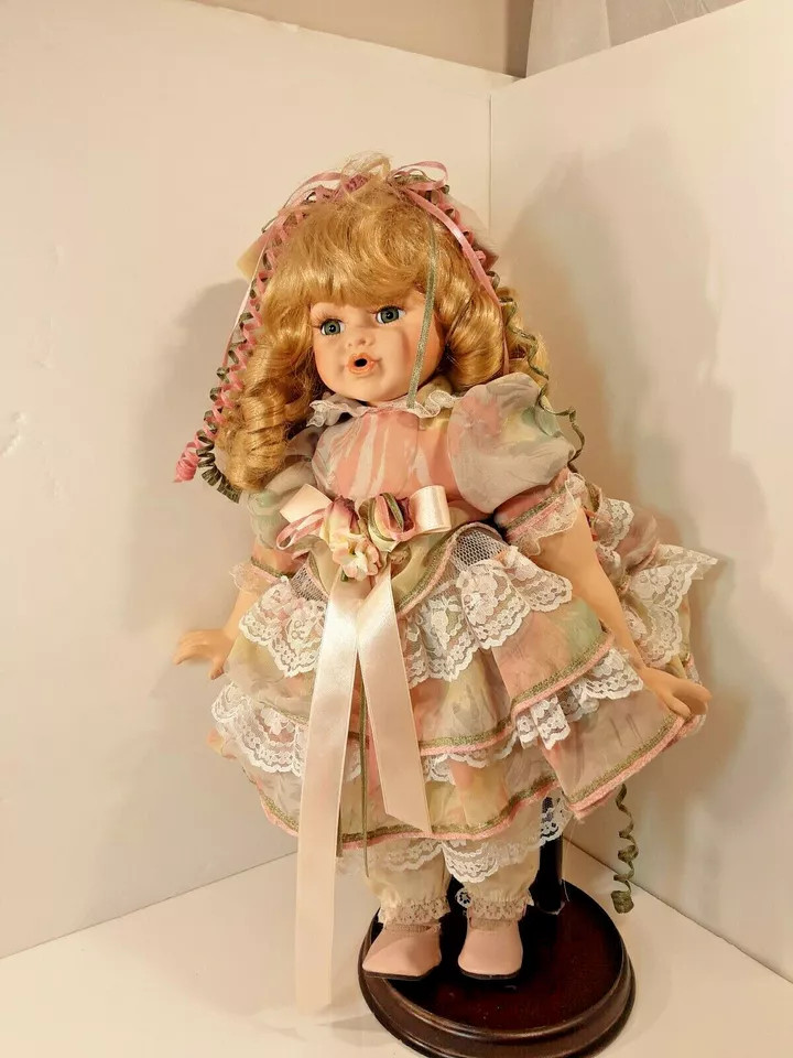 CAMELOT COLLECTION PORCELAIN DOLL “MEGAN” 16 IN VICTORIAN VINTAGE DT10