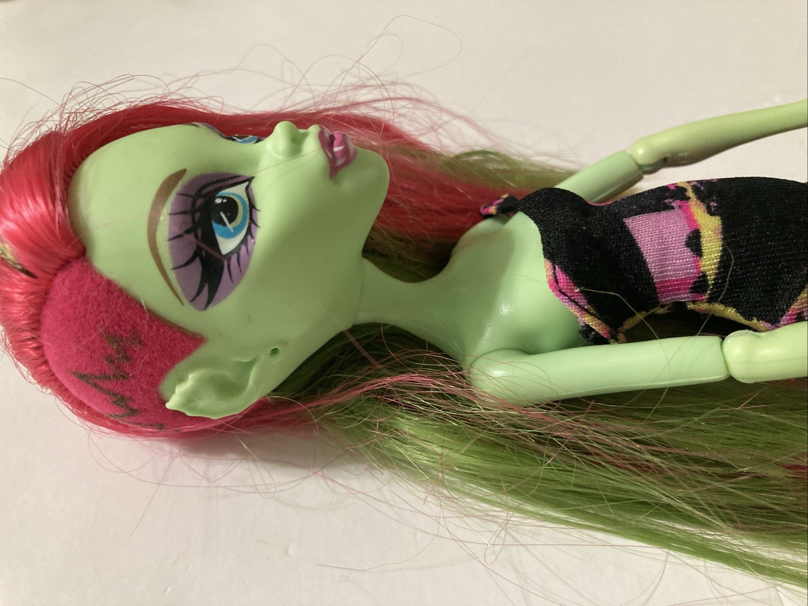 Monster High Venus McFlytrap 11″ Fashion Doll Pink/Green Hair, Dress Articulated