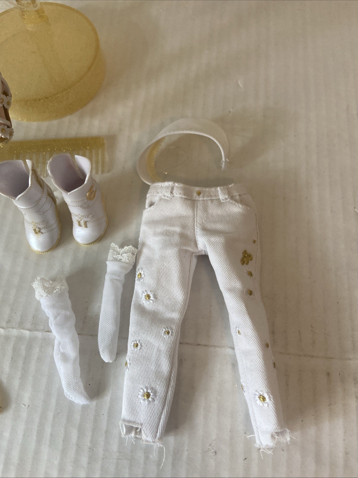 Delilah Fields Albinism Doll Rainbow High Series 4 Buttercup Yellow Collection