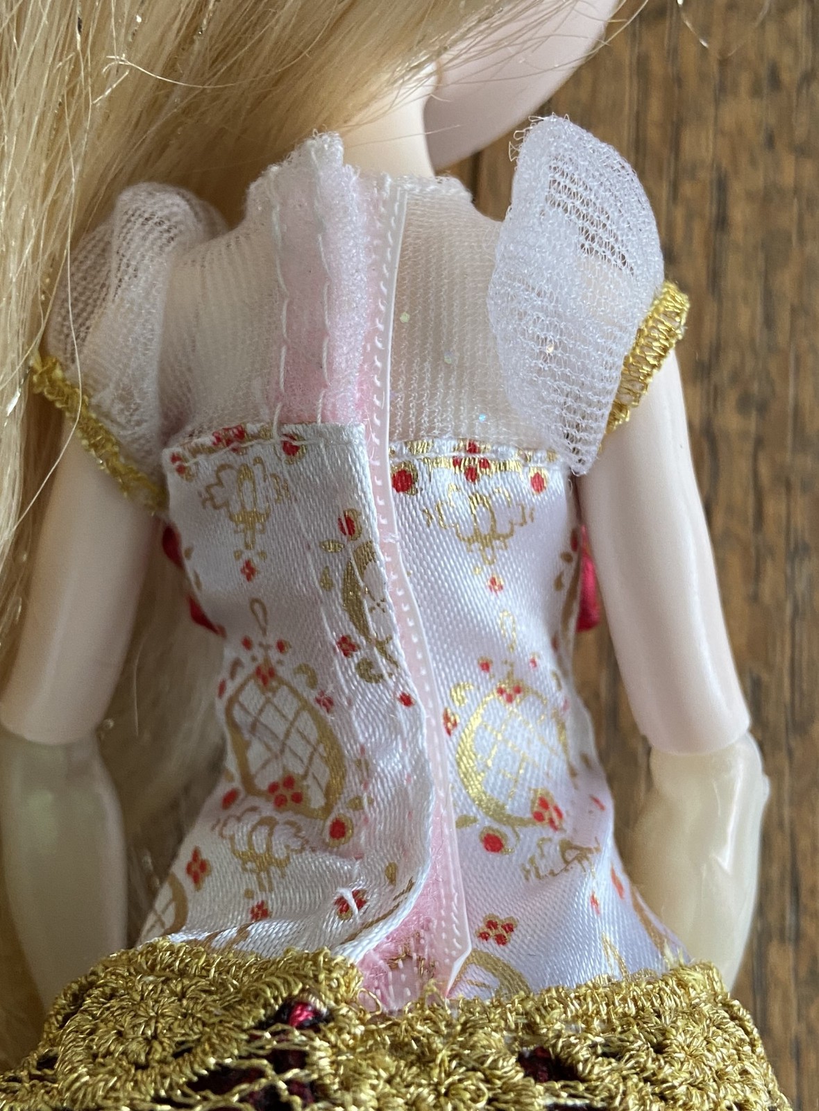 Ever After High Apple White Thronecoming Doll w/ Legacy Day Outfit