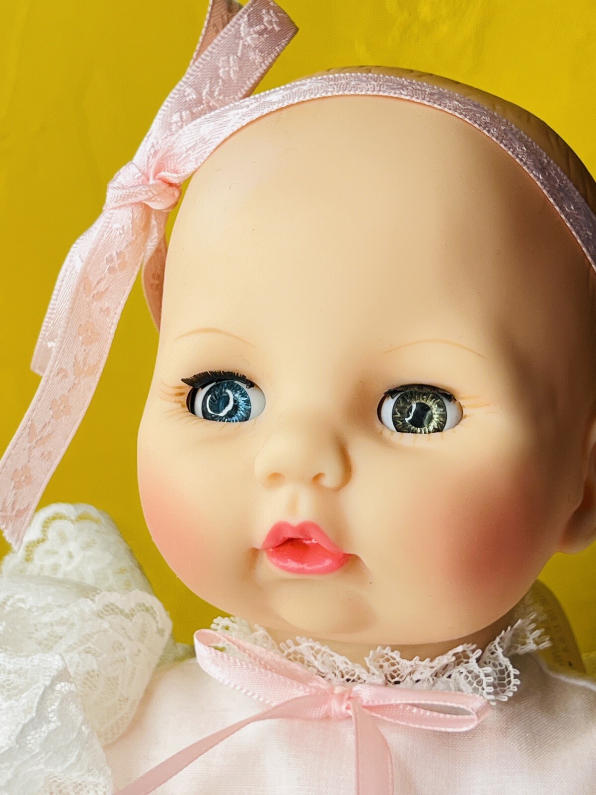 Madame Alexander 14″ Victoria Frilly Dress Heterochromia Eyes 1 Blue and 1 Green