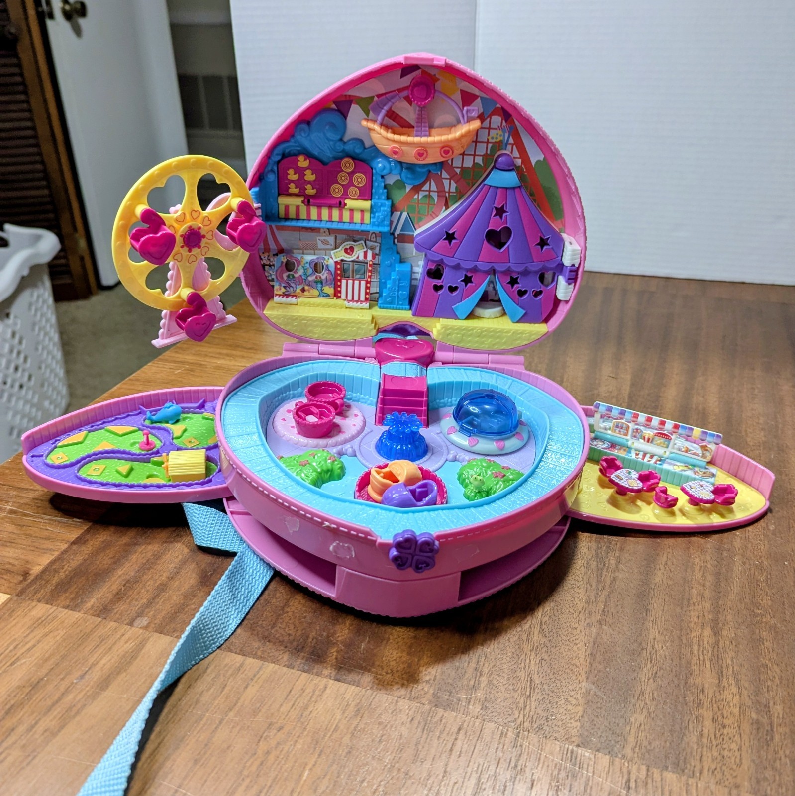 Polly Pocket Playset Tiny Mighty Theme Park Backpack 2019 Heart Shaped + 2 Dolls