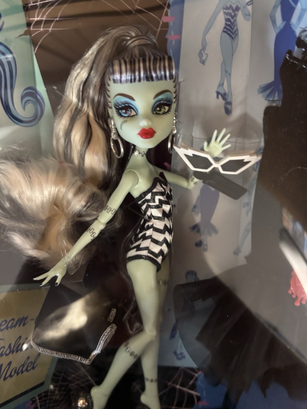 MONSTER HIGH X BARBIE FRANKIE STEIN SKULLECTOR DOLL & FASHION IN SHIPPER MINT