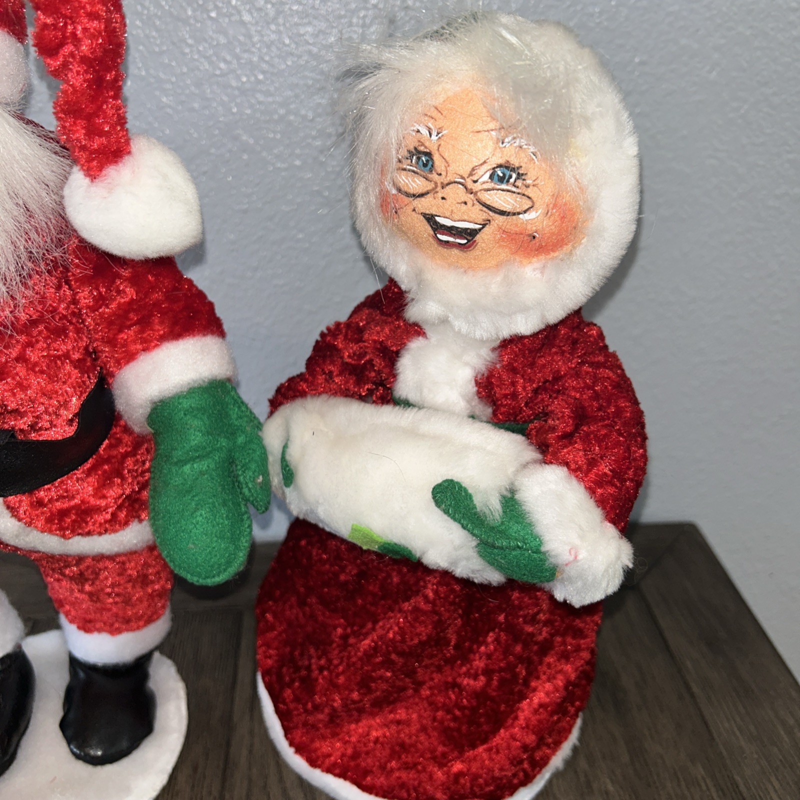 ANNALEE Holiday Doll 14″ Santa & 13” Mrs Clause Wreath Holly Berry Christmas