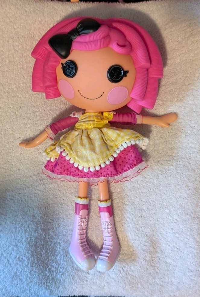 LALALOOPSY/ CRUMBS SUGAR COOKIE Pink Hair Black Bow Dress Shoes 2009 12″ Doll