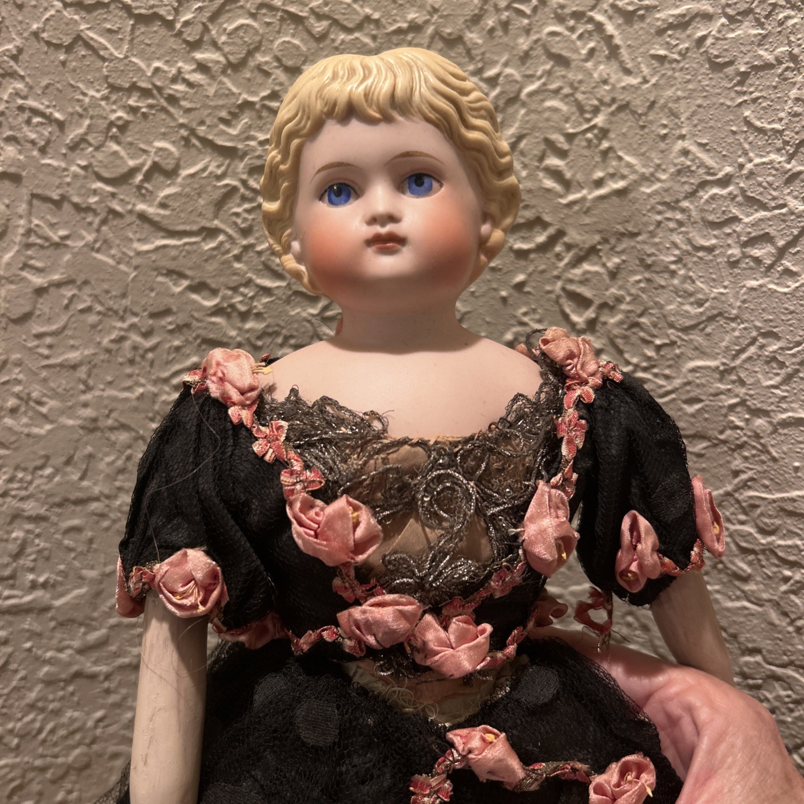 German Bisque Shoulder‑Head Doll – Blonde Molded Hair, Blue Eyes, Original Dress