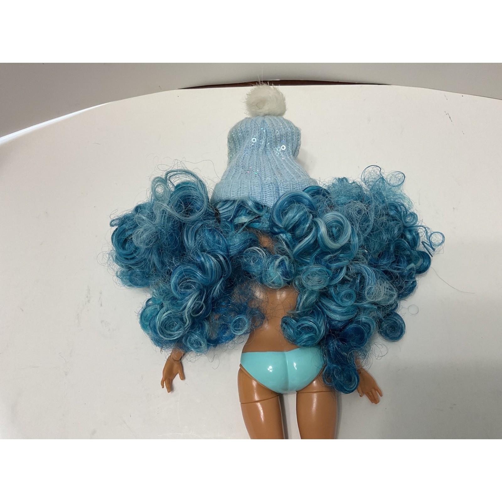 Rainbow High Skyler Bradshaw Winter Break Blue Hair Doll with Beanie 574798