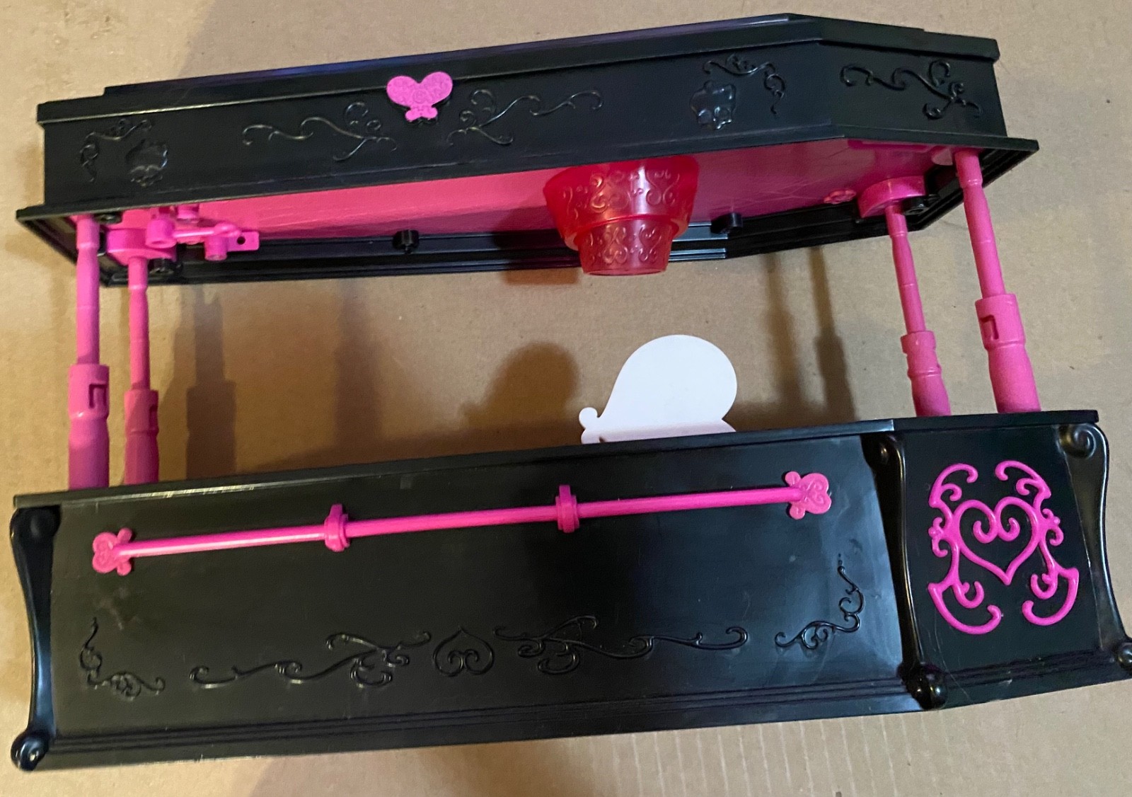 2010 Monster High Doll Dead Tired Draculaura Coffin Bed Jewelry Box