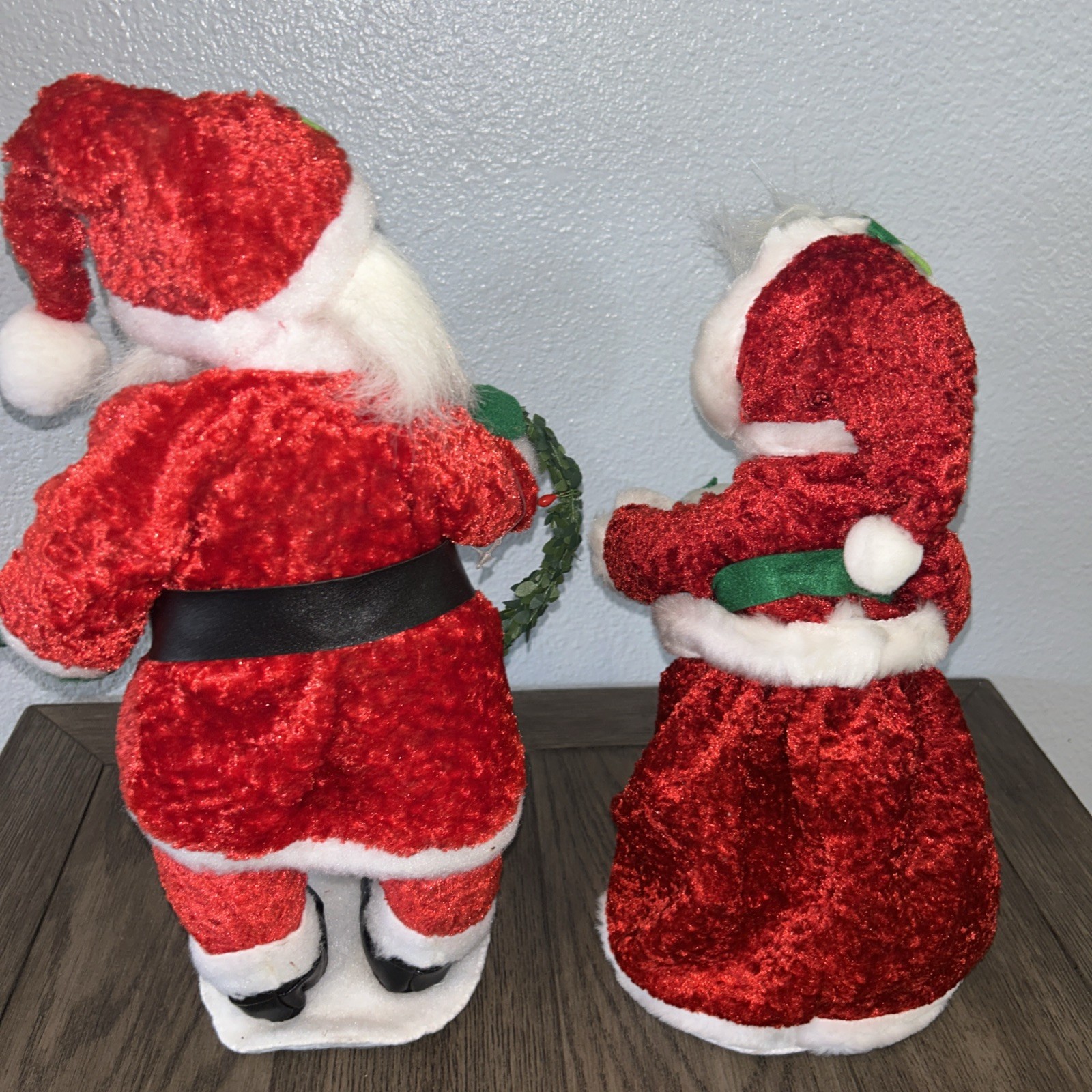 ANNALEE Holiday Doll 14″ Santa & 13” Mrs Clause Wreath Holly Berry Christmas
