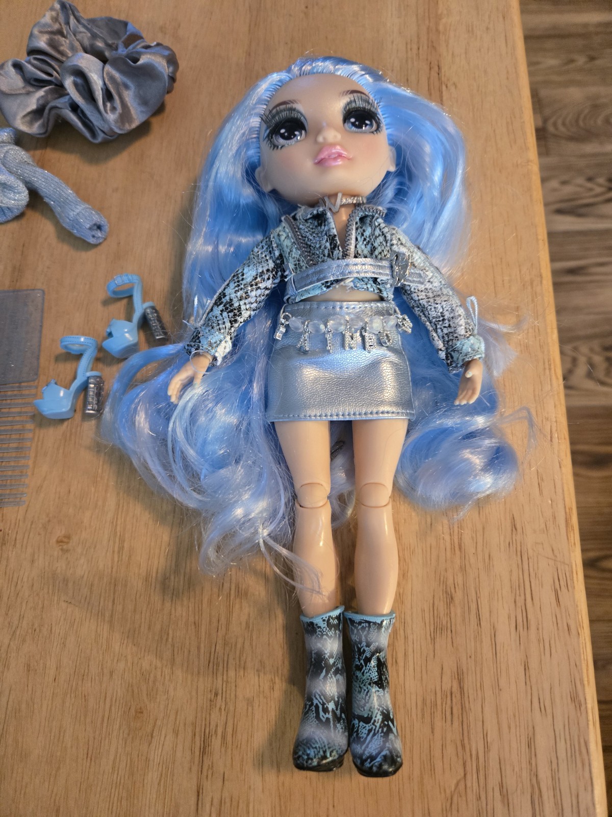 Rainbow High Gabriella Icely Doll Complete Extra Outfit Comb MGA T28
