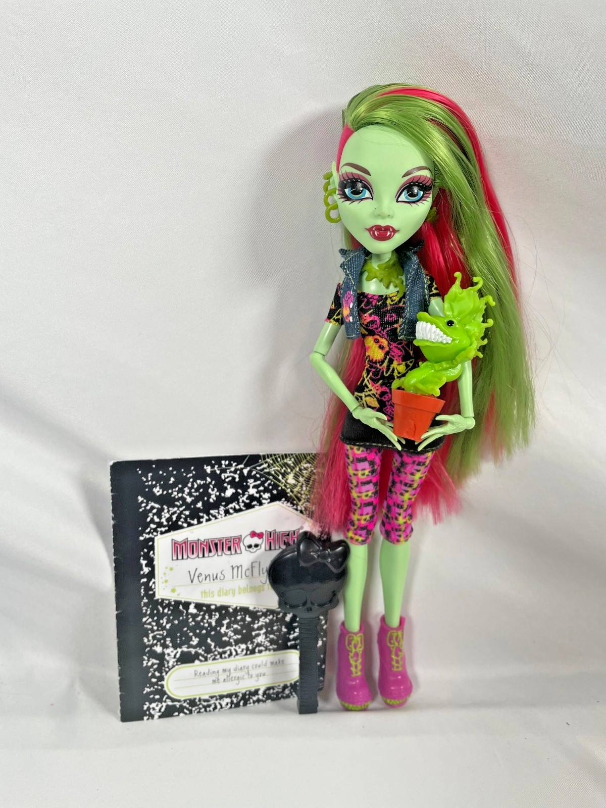 Monster High Venus McFlytrap 2011 Doll w Pet Chewlian & Diary G1 Excellent Cond.