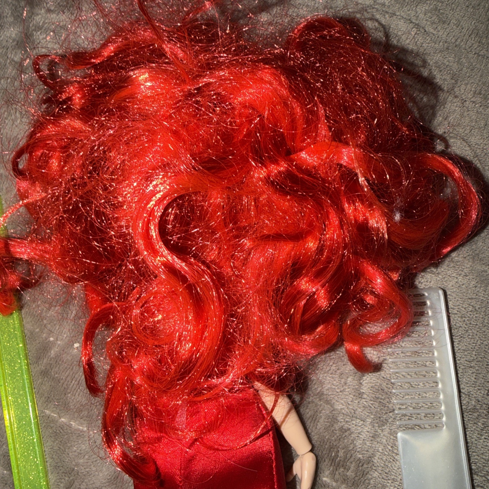 Rainbow High Fantastic Fashion Ruby Anderson Red Satin Dress Wirh Stand & Comb
