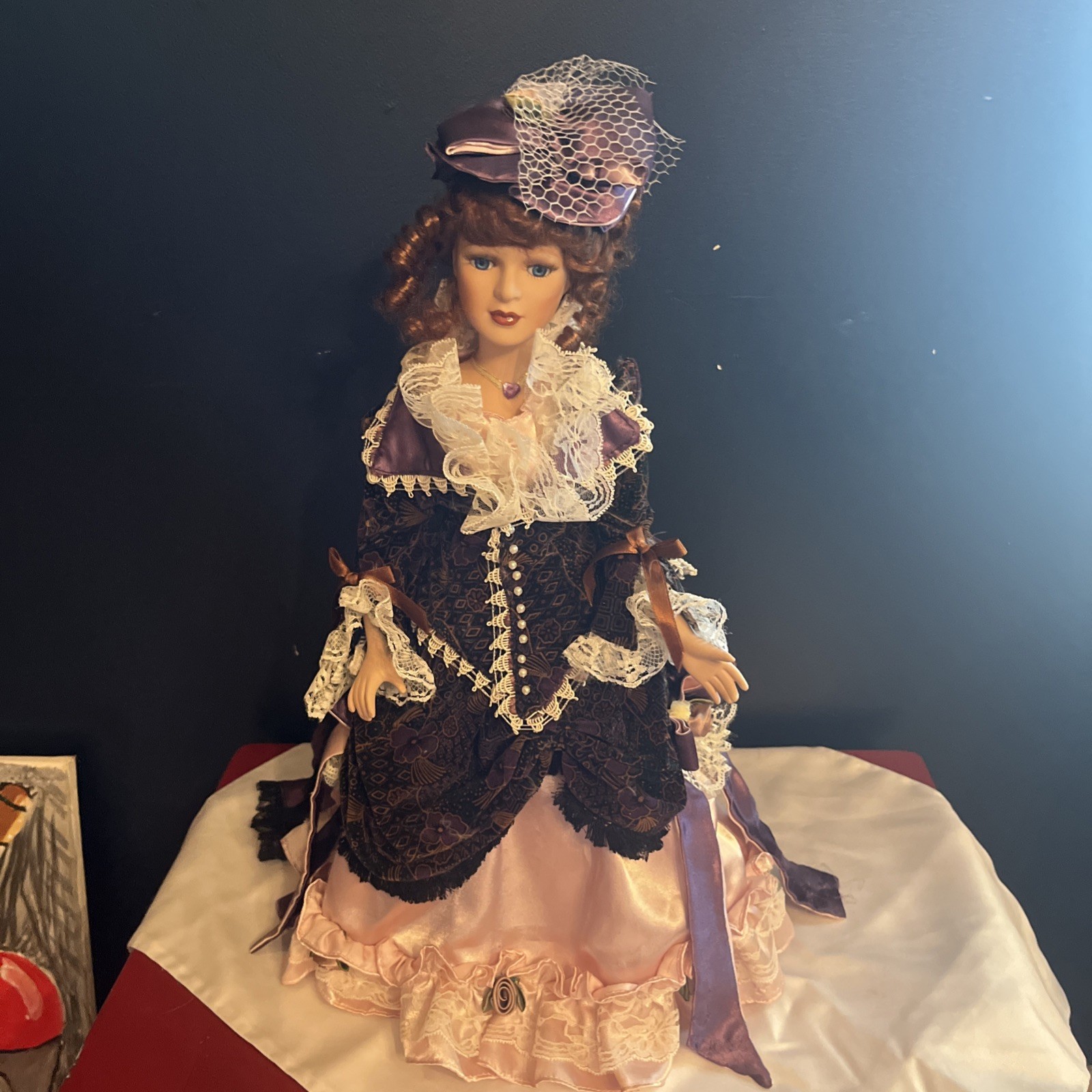 #406 COLLECTOR’S CHOICE PORCELAIN VICTORIAN STYLE DOLL ♡ 20″ TALL PINK & PURPLE