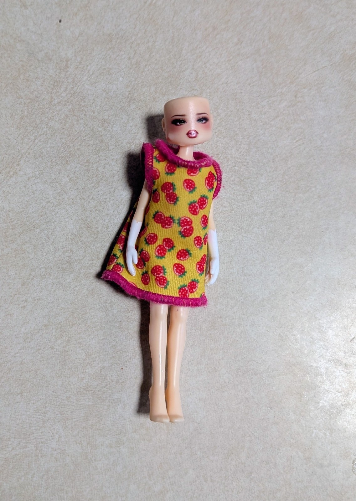 Dress to Impress Mystery Mini Doll With No Hair And Random Dress, White Gloves