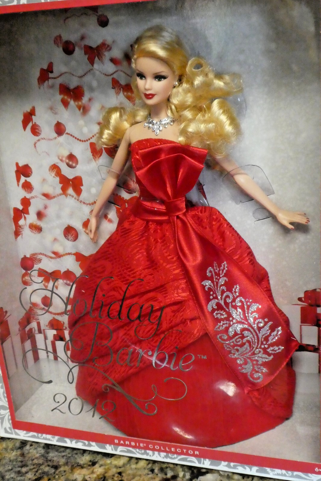2012 BRIGHT RED BEAUTIFUL HOLIDAY BARBIE GORGEOUS BLONDE WITH ROOTED LASHES MIB