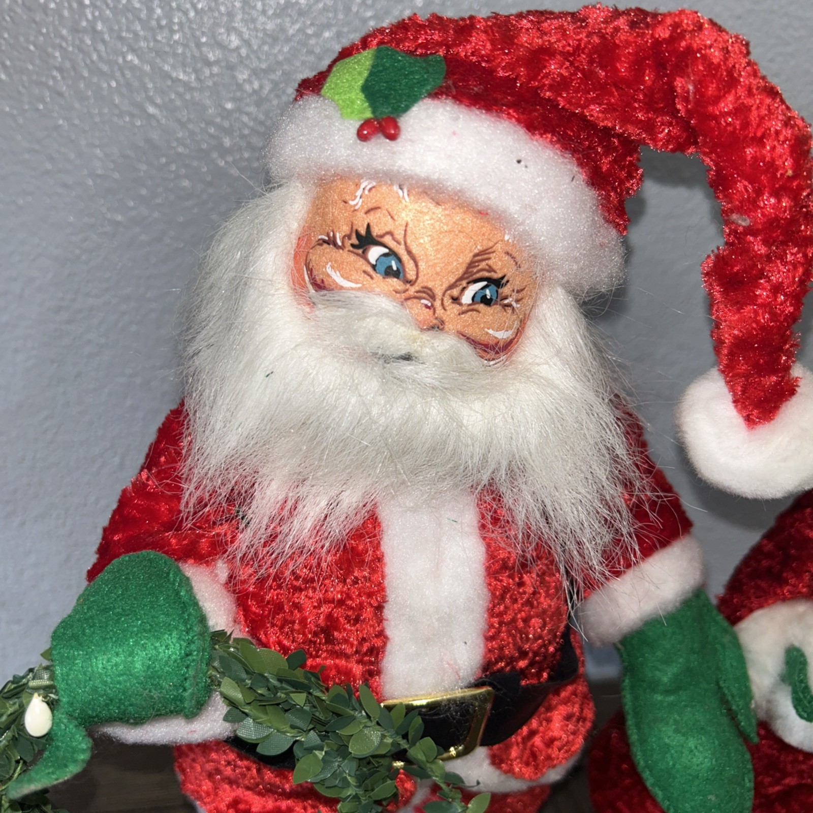 ANNALEE Holiday Doll 14″ Santa & 13” Mrs Clause Wreath Holly Berry Christmas