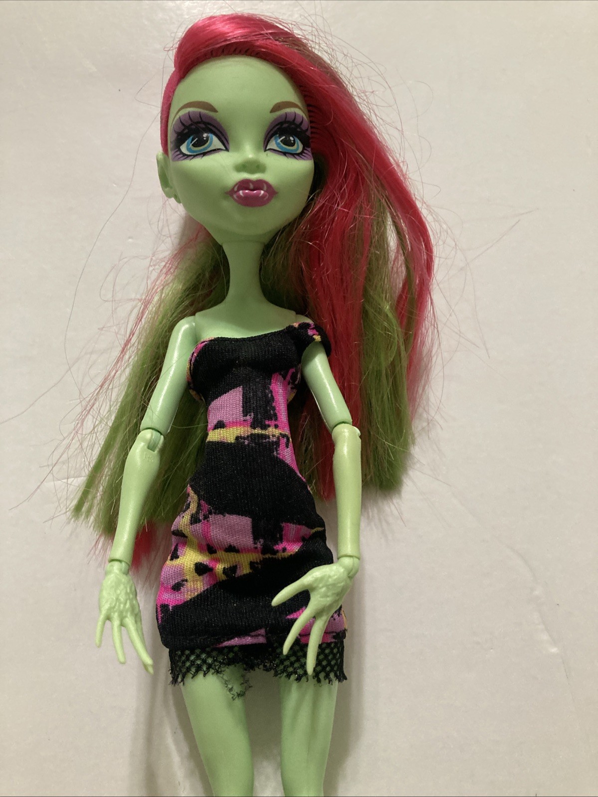 Monster High Venus McFlytrap 11″ Fashion Doll Pink/Green Hair, Dress Articulated