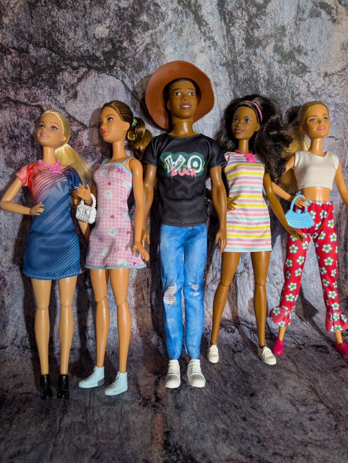 ?? Five Friends, Fabulous Fashions and a World of Adventures!