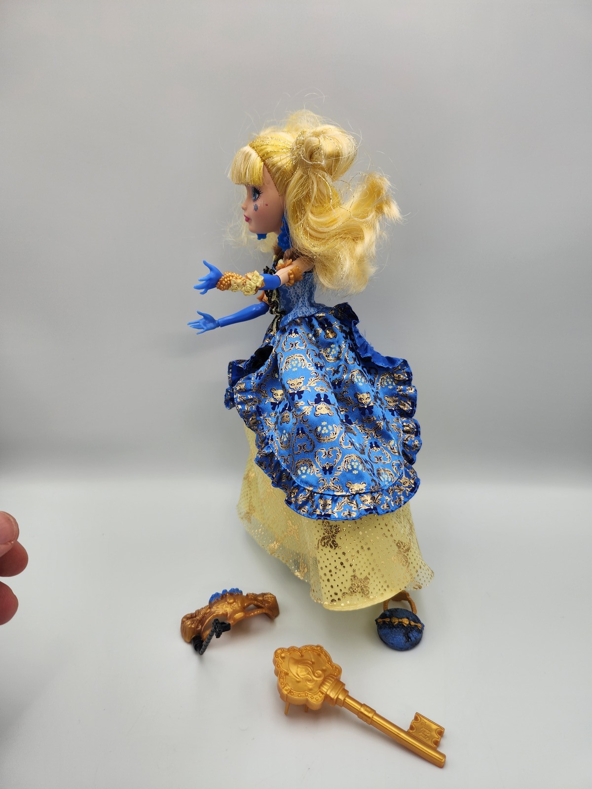 Blondie Lockes doll Thronecoming Ever After High mask brush bag D1