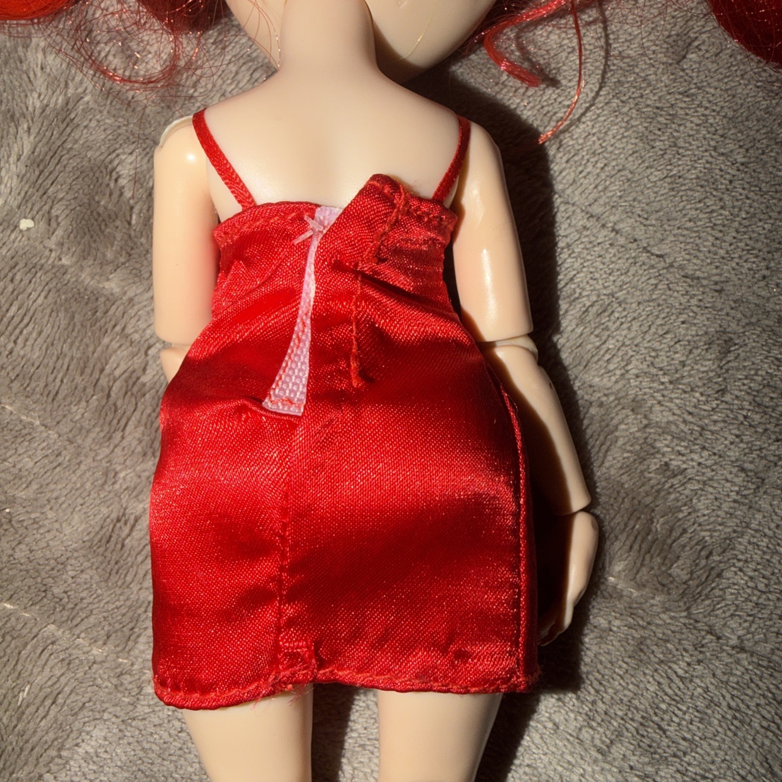 Rainbow High Fantastic Fashion Ruby Anderson Red Satin Dress Wirh Stand & Comb