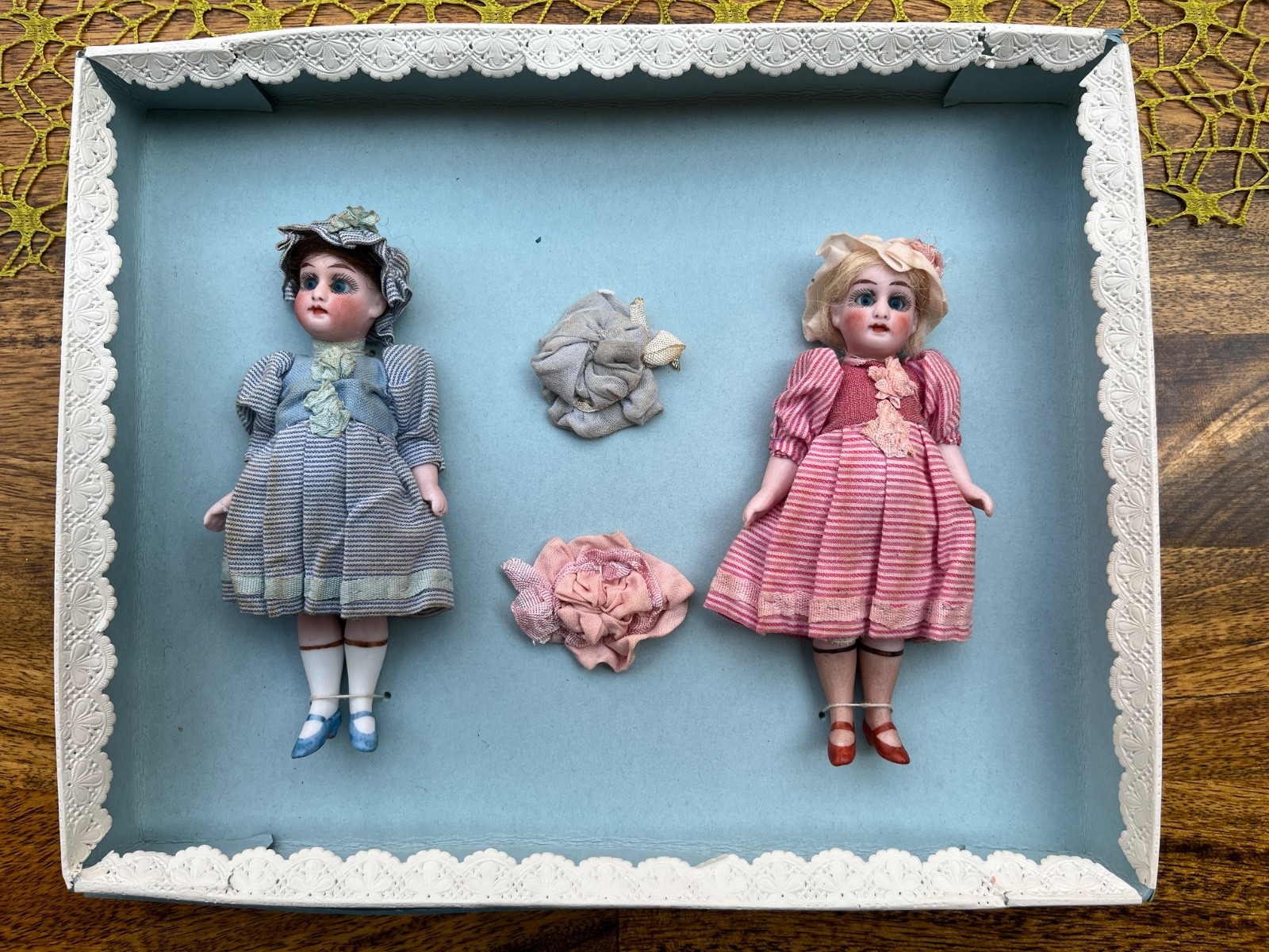 2 antique porcelain dolls in the original box – Gebrüder Kühnlenz