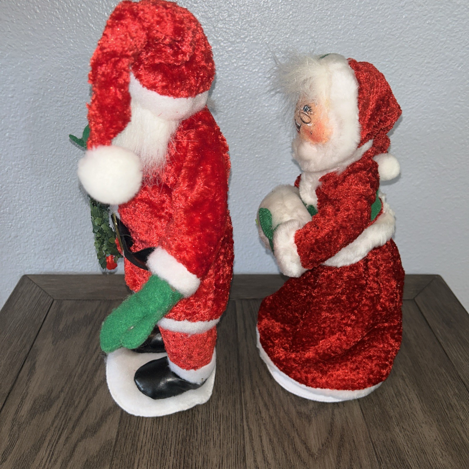 ANNALEE Holiday Doll 14″ Santa & 13” Mrs Clause Wreath Holly Berry Christmas