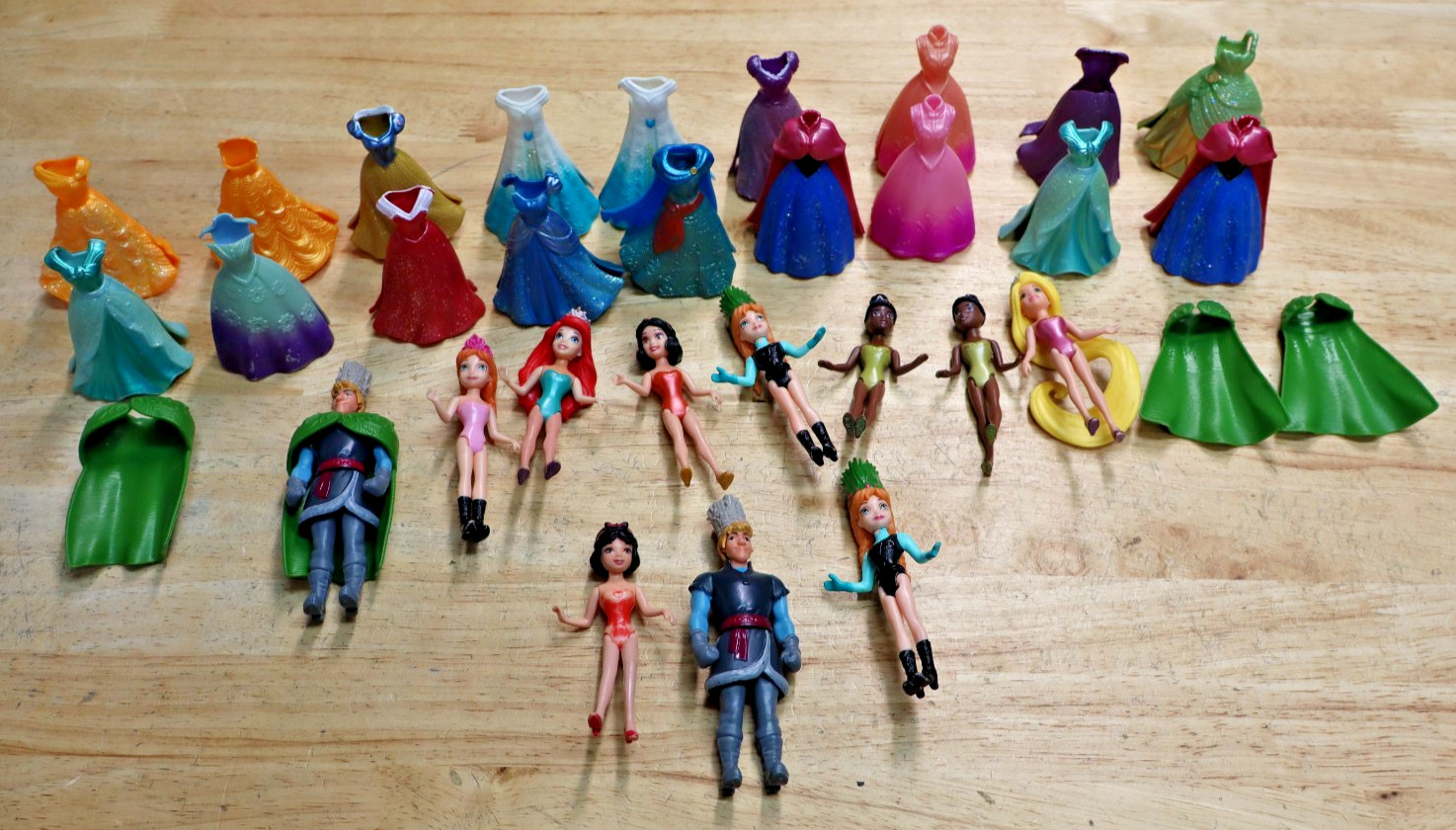 Disney Princess Magiclip Lot OF 11 Dolls & 18 Dress