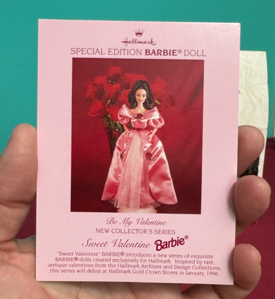 Hallmark Keepsake Christmas Tree Ornament – 1995 – Holiday Barbie – Mattel