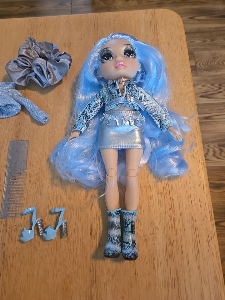 Rainbow High Gabriella Icely Doll Complete Extra Outfit Comb MGA T28