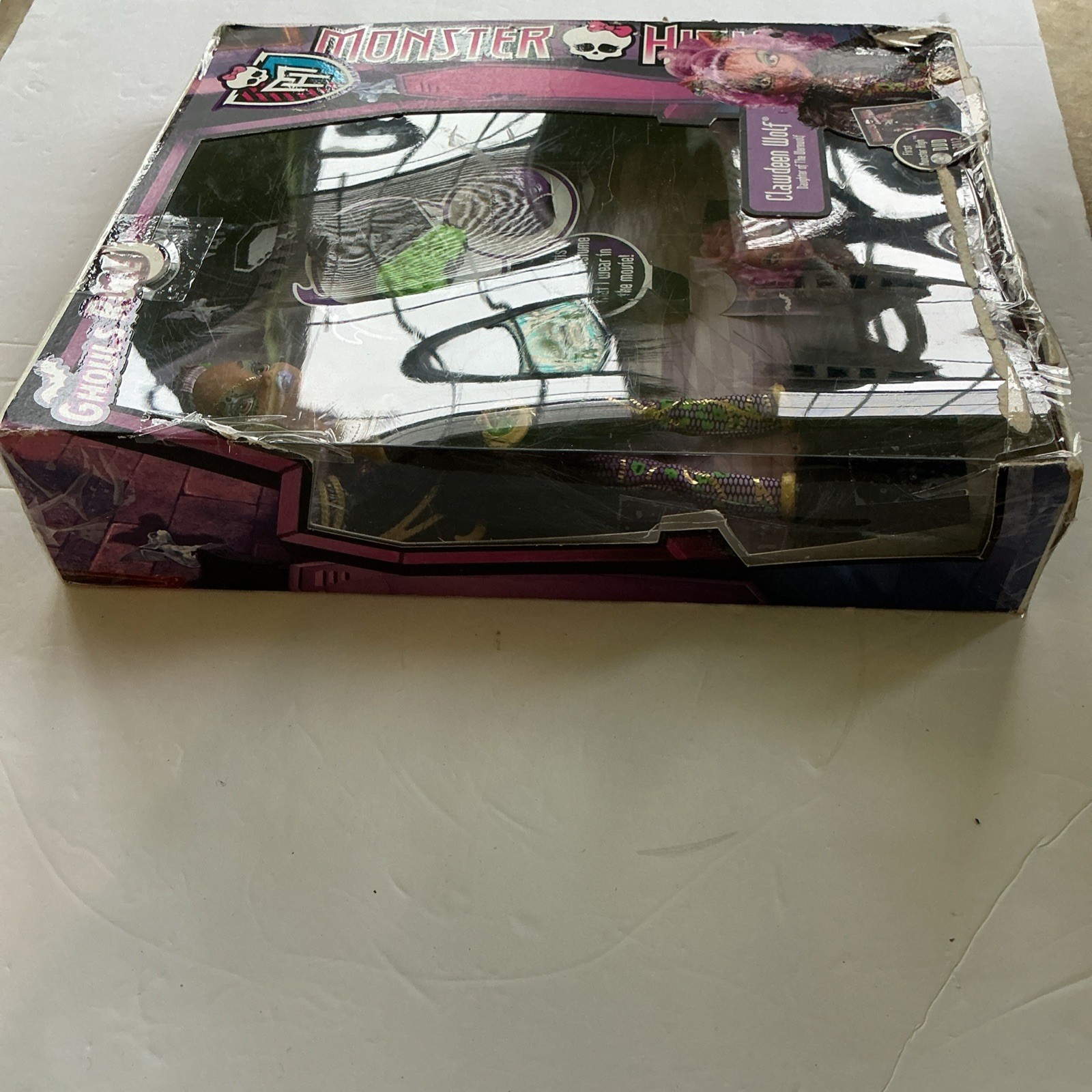 Monster High Ghouls Rule Clawdeen Wolf Doll w Cauldron, Accessories – Box Damage