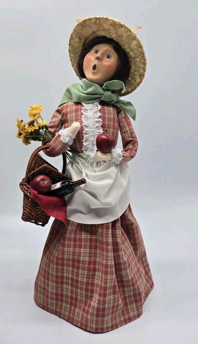 Byers’ Choice Carolers Winterthur LADY PICNIC BASKET WINE APPLES Exclusive 2005