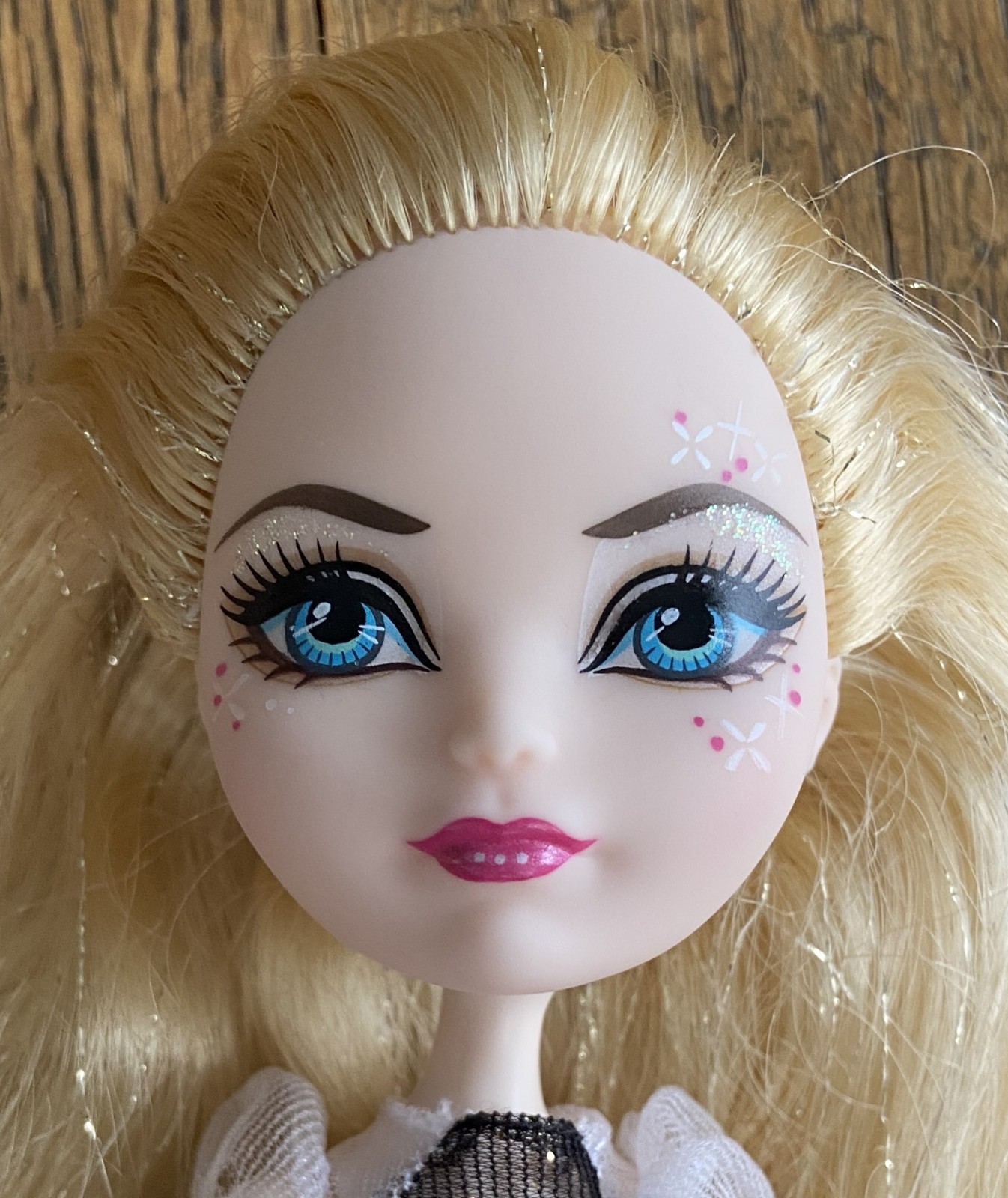 Ever After High Apple White Thronecoming Doll w/ Legacy Day Outfit
