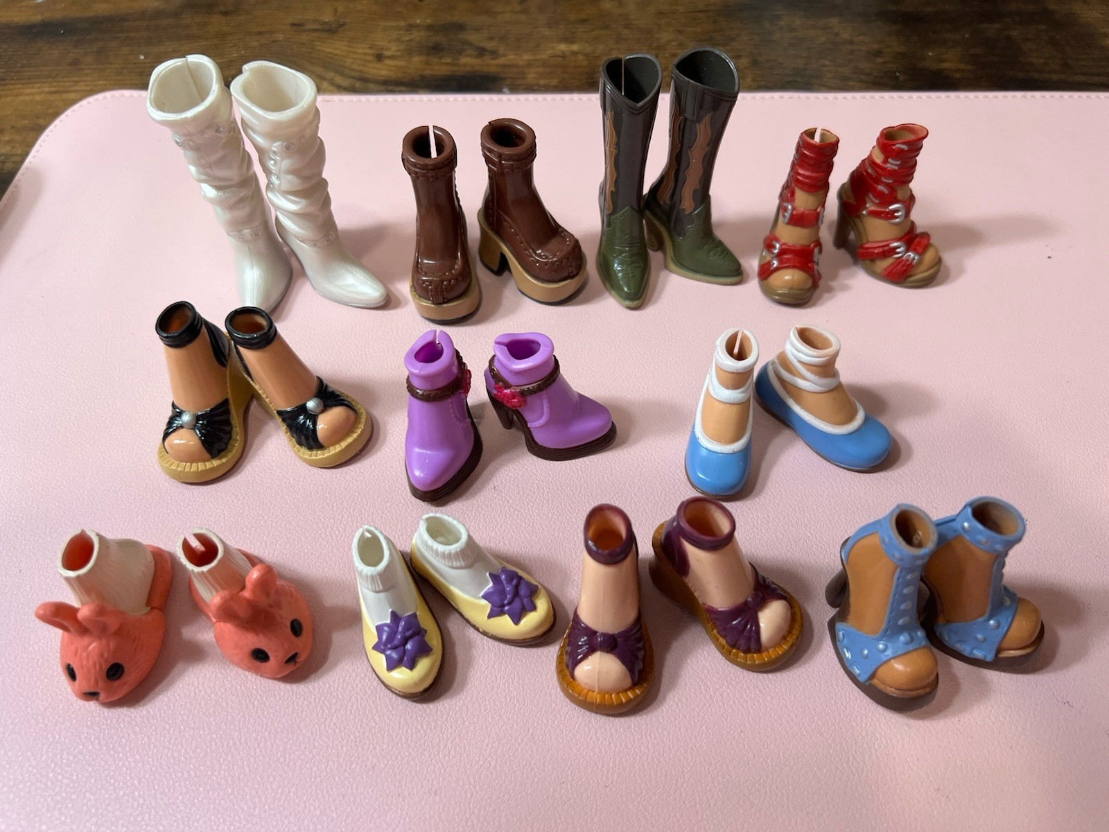 My Scene Chelsea Barbie Lot of 11 pairs of Shoes Various Styles Pre-Owned No Box