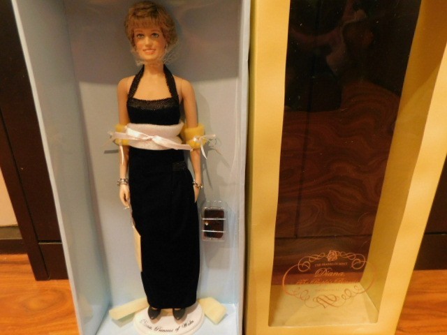 Franklin Mint Princess Diana Doll Black Velvet Dress/Purse/Earrings/Bracelet/COA