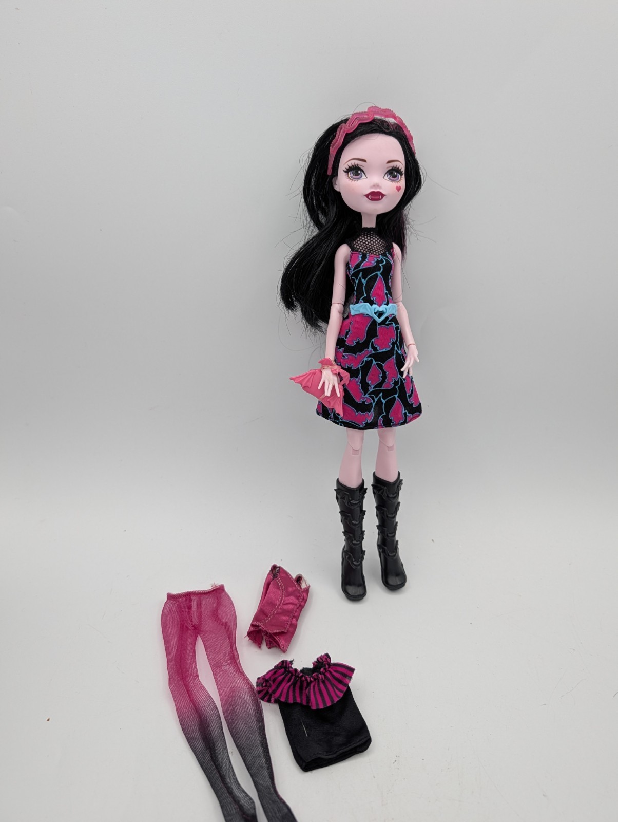 Welcome To Monster High doll Monstrous Rivals Draculaura Outfit On Wave 2 Head