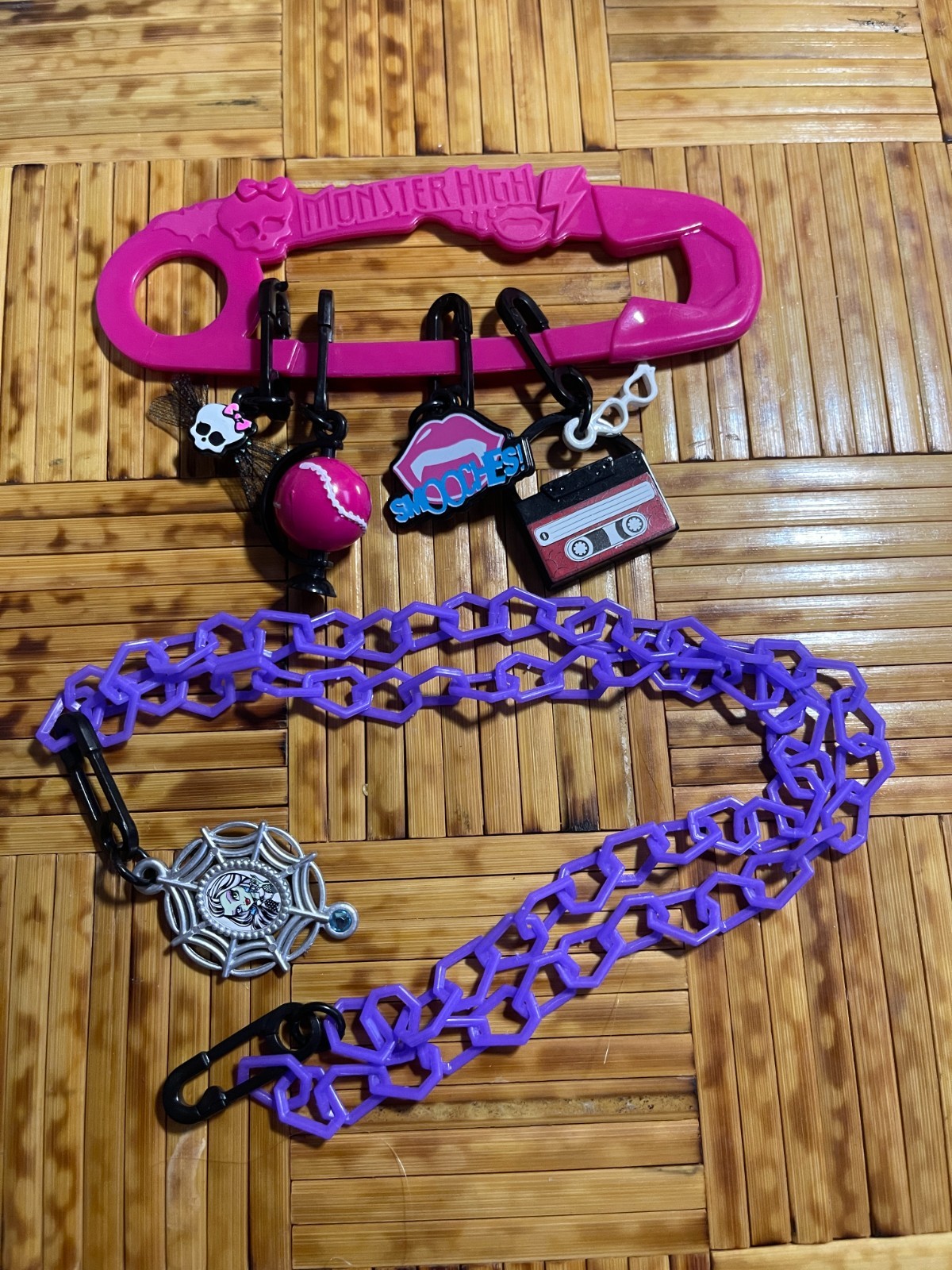 Monster High Ghouls Got Charms Retro 80s Plastic Charms And Necklace