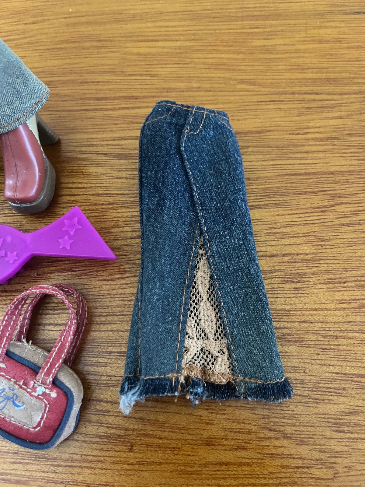 2001 BRATZ EXPRESS IT CHLOE DOLL – 1st EDITION SOME ACCESSORIES