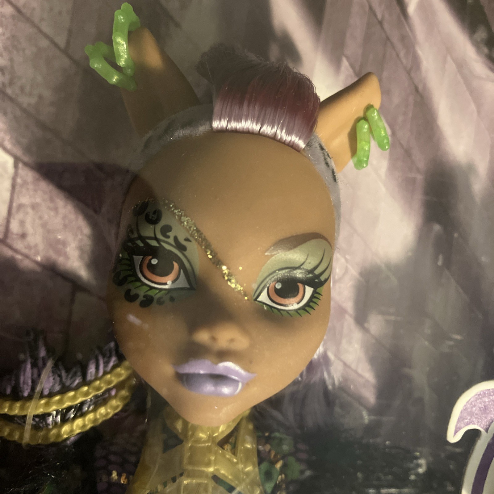 Monster High Ghouls Rule Clawdeen Wolf Doll w Cauldron, Accessories – Box Damage