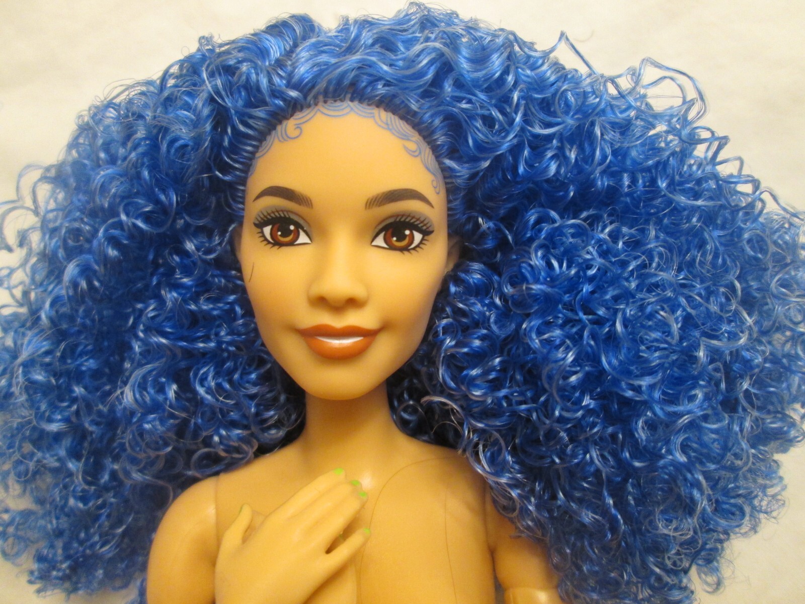 Hybrid Nude Disney Descendants Chloe Charming Doll Barbie Made to Move Body Blue