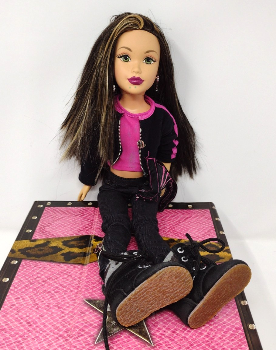 2005 Teen Trends Series 17″ Doll – KIANNA with Closet