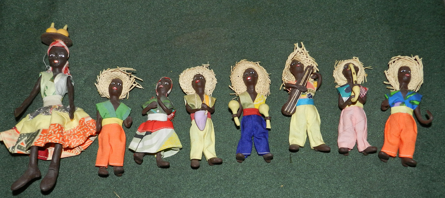 NICE LOT OF MINI HAND CRAFTED DOMINICAN REPUBLIC DOLLS!!