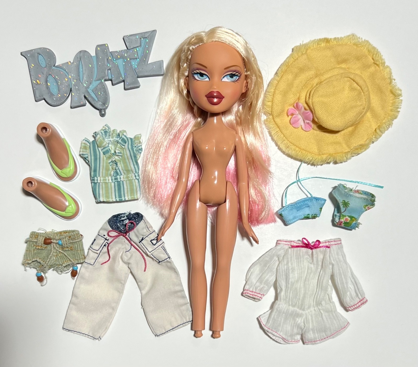 Bratz Hot Summer Dayz Cloe Doll Beach Blonde Pink Hair Tan Doll Swimsuit Shorts