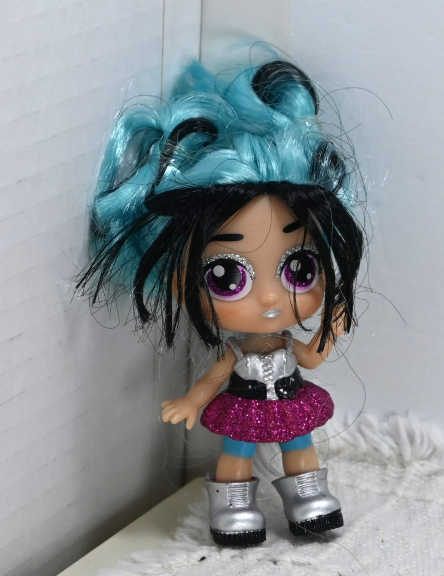 Zuru itty bitty prettys tea party surprise doll Rockstar girl spice 3.5 in
