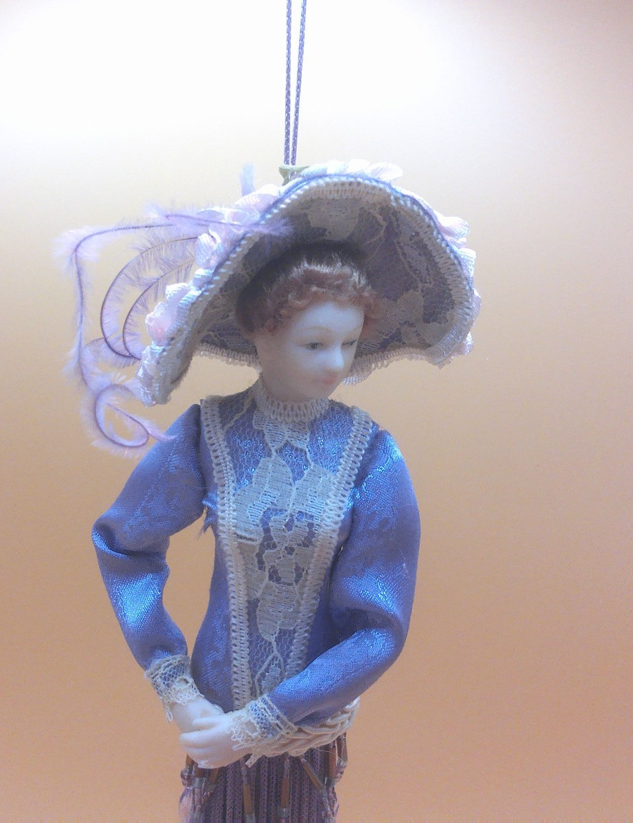 HANGING VICTORIAN TASSEL DOLL 11.5 INCHES TALL (BN8)