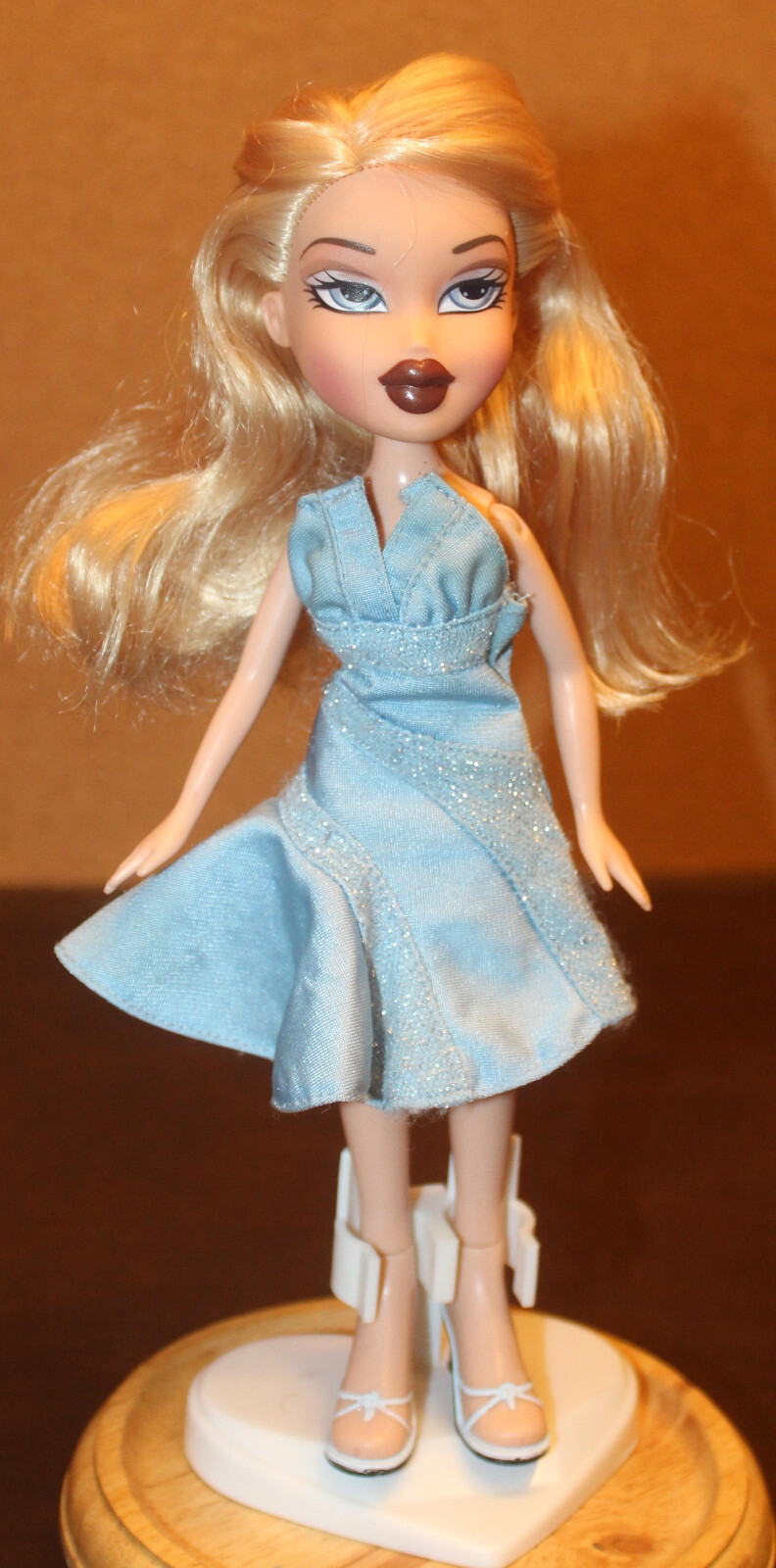 2001 MGA Bratz Doll Chloe doll blonde hair blue eyes Dressed w/ Shoes