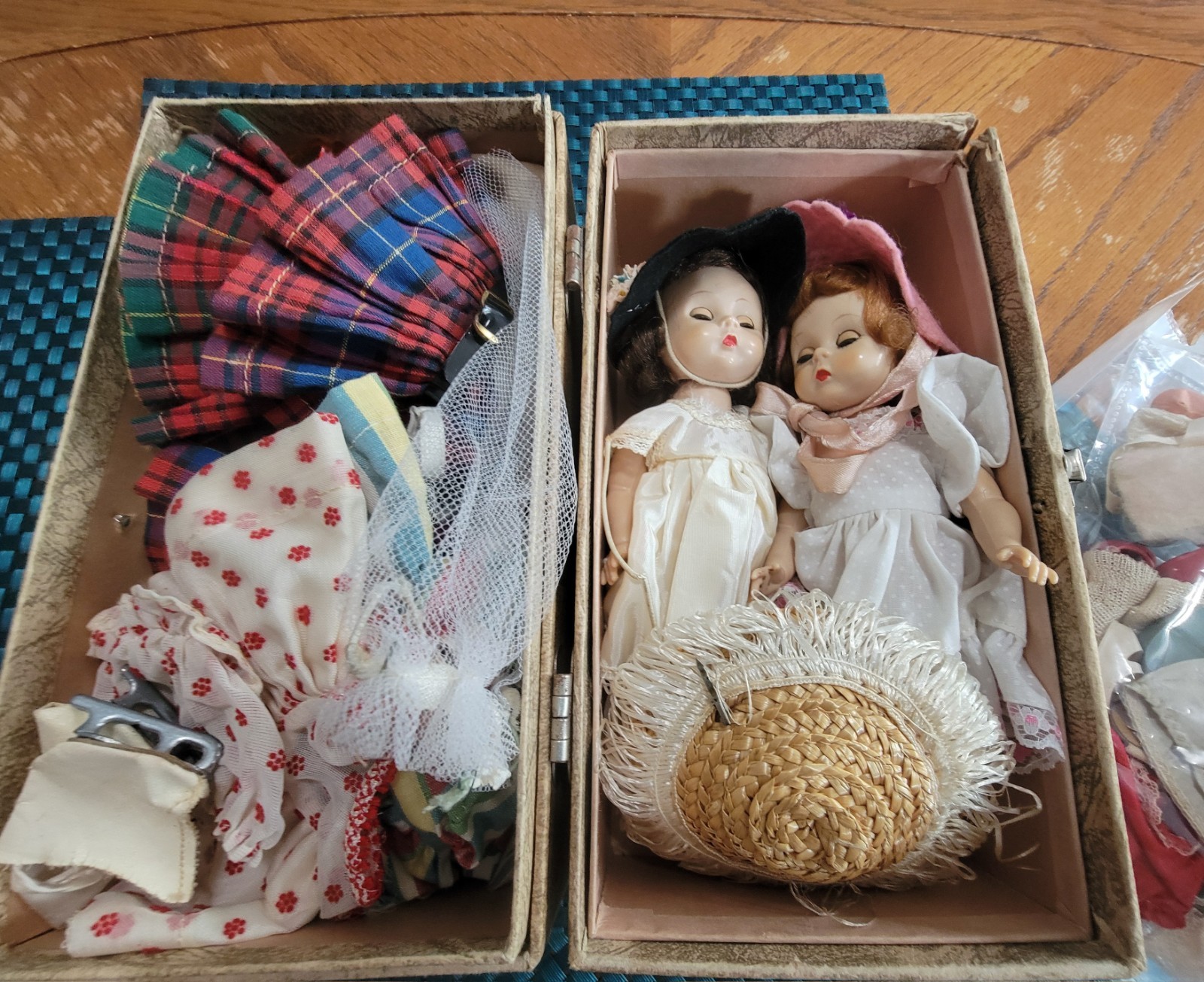 2 Vintage Madame Alexander Wendy Kins Dolls, Clothes & Mindy Case SLW BKW
