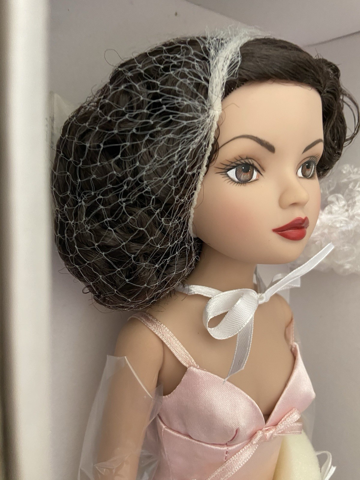 TONNER – ELLOWYNE WILDE – “ESSENTIAL ELLOWYNE BRUNETTE” – 16″ doll – NRFB