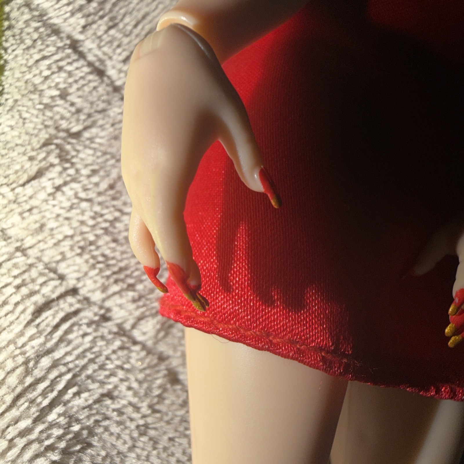 Rainbow High Fantastic Fashion Ruby Anderson Red Satin Dress Wirh Stand & Comb